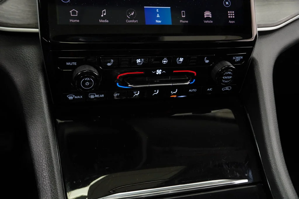 Used 2023 White Jeep 4xe image 29