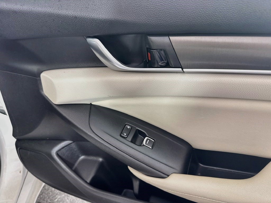 Used 2020 Platinum White Pearl Honda LX image 27