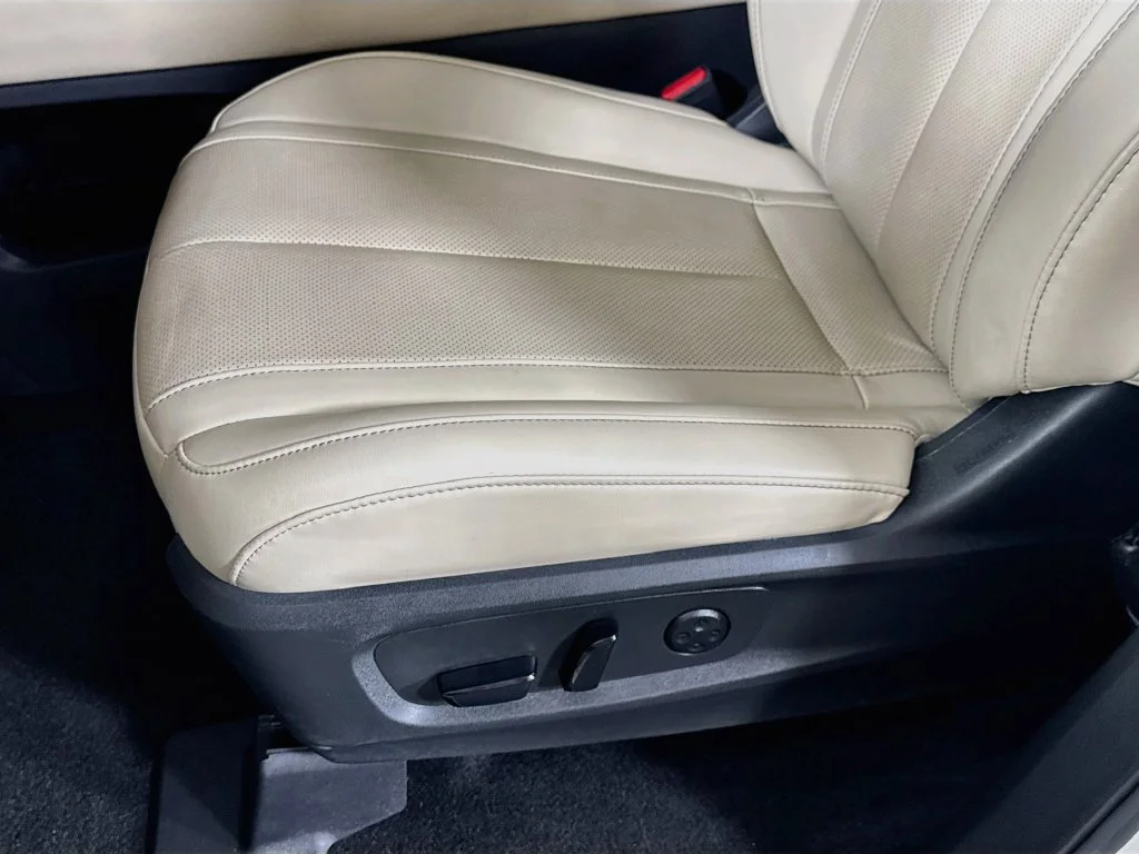 Certified Used 2024 White INFINITI LUXE image 26