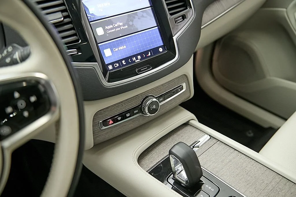 New 2023 Crystal White Volvo Plus image 16