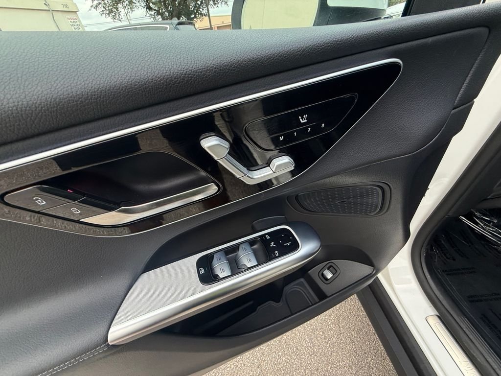 Used 2025  Mercedes-Benz GLC 300 image 11