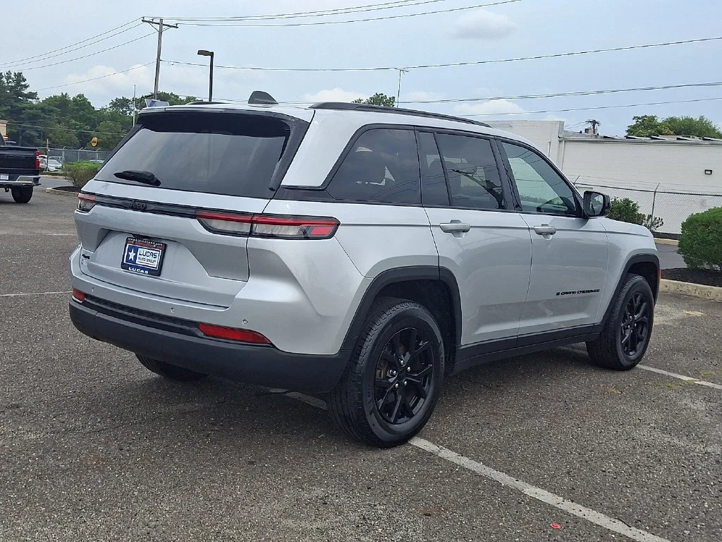 Used 2024 Silver Jeep Altitude X 4x4 image 12