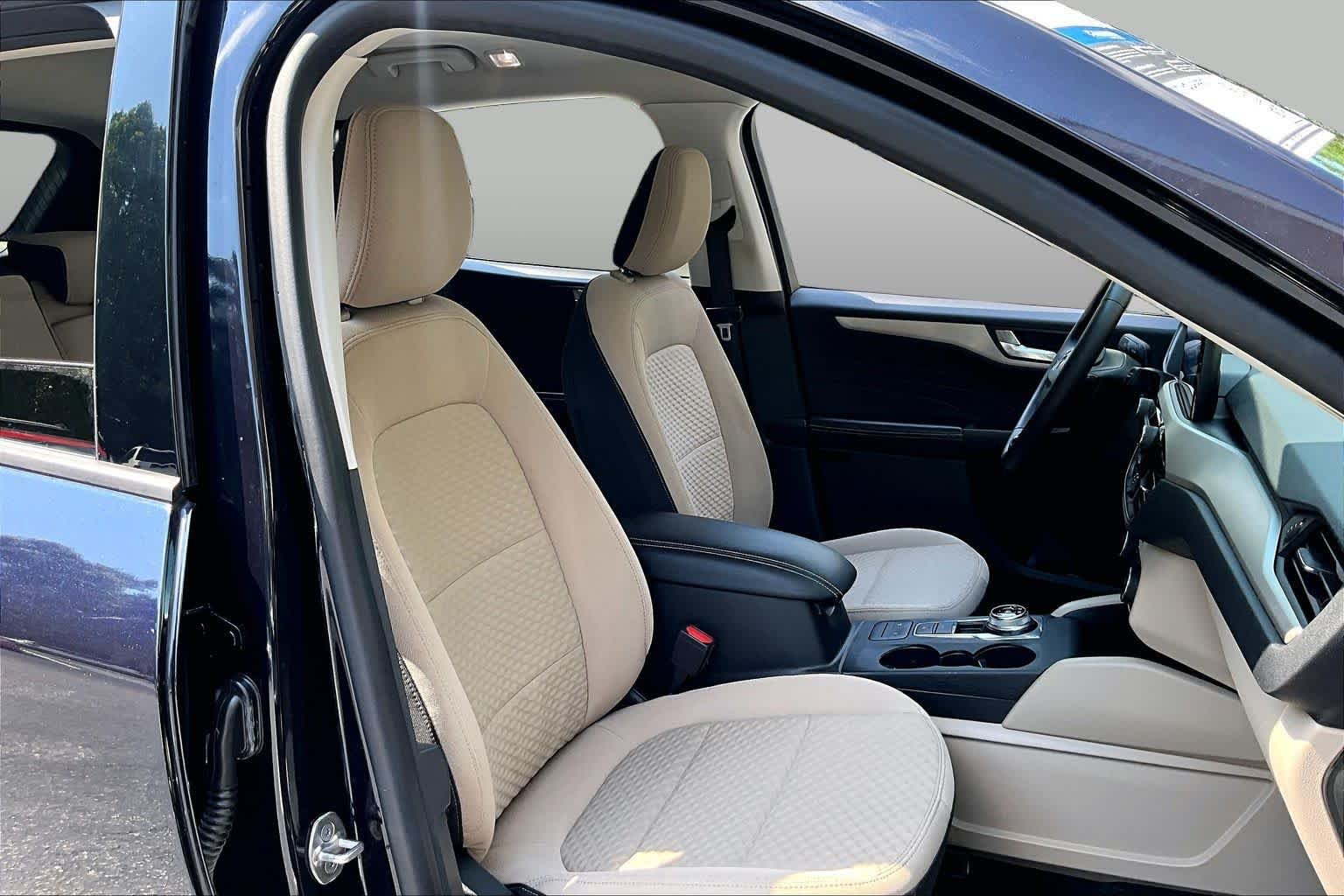 Used 2021 Antimatter Blue Metallic Ford SE image 9