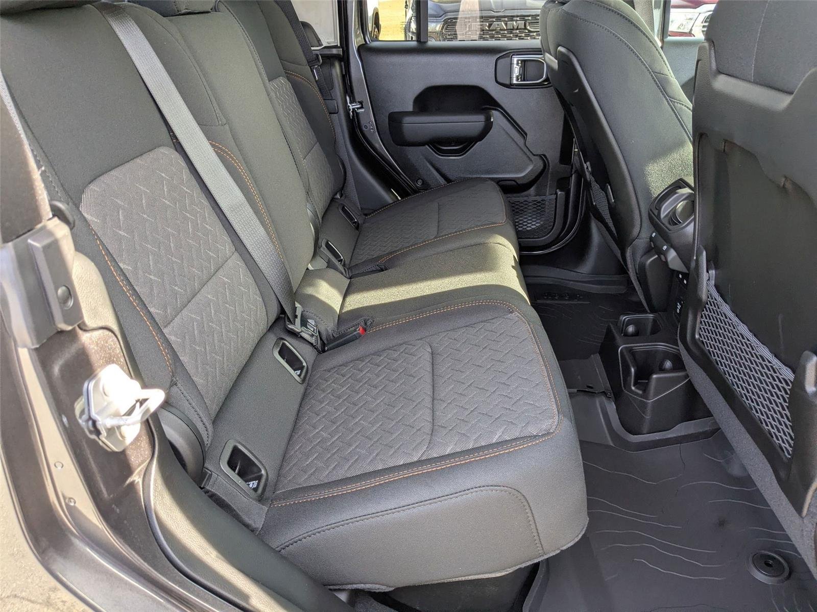 New 2026 Granite Crystal Metallic Clear-Coat Exterior Paint Jeep Mojave 4x4 image 28