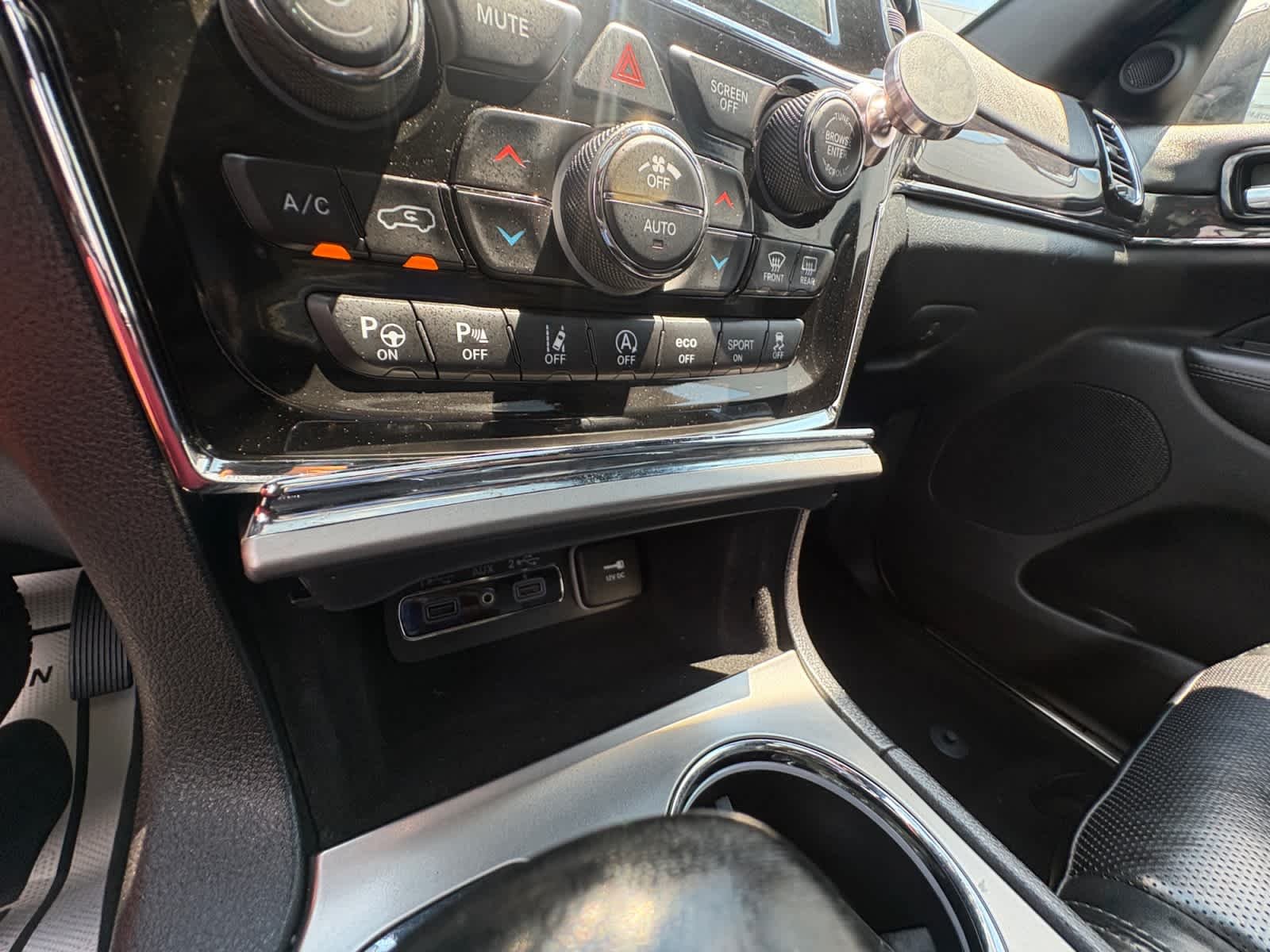 Used 2021 Ivory 3-Coat Jeep Overland image 29