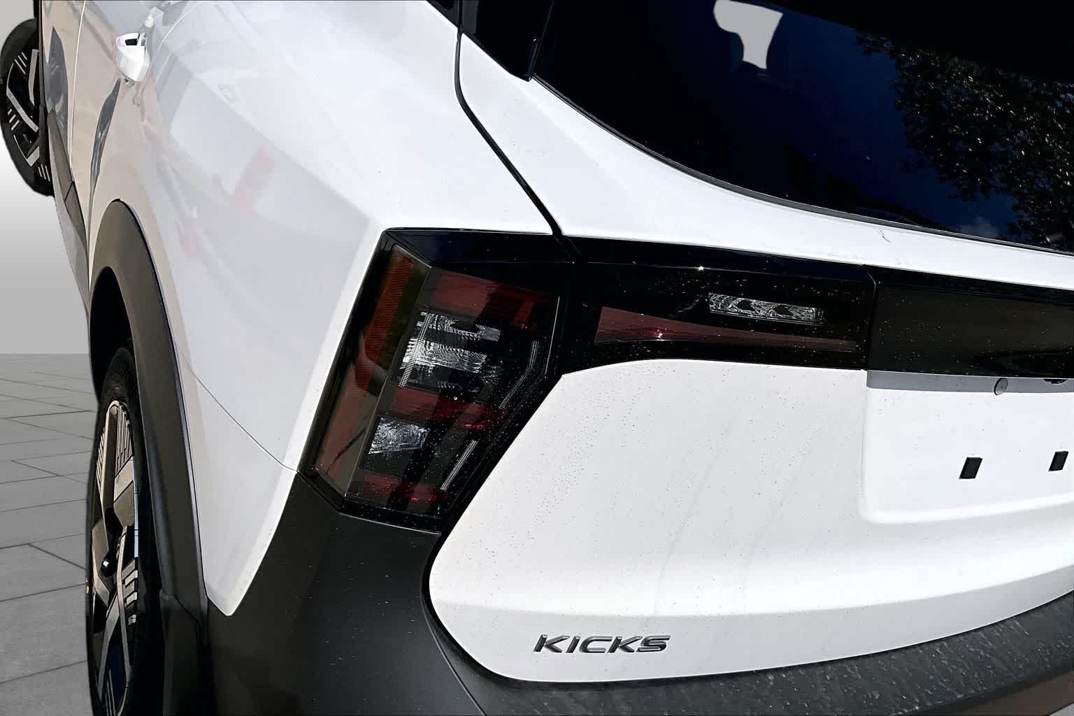 New 2026 Aspen White TriCoat / Super Black Two-tone Nissan SV image 11
