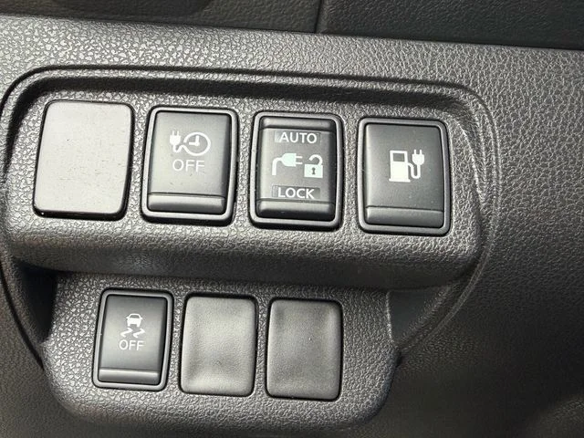 Used 2016 Brilliant Silver Nissan S image 23