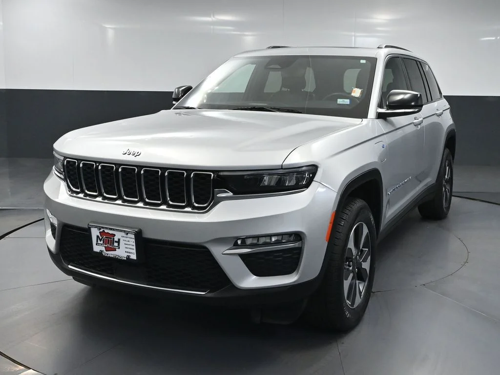 Used 2024 Silver Jeep 4xe image 11