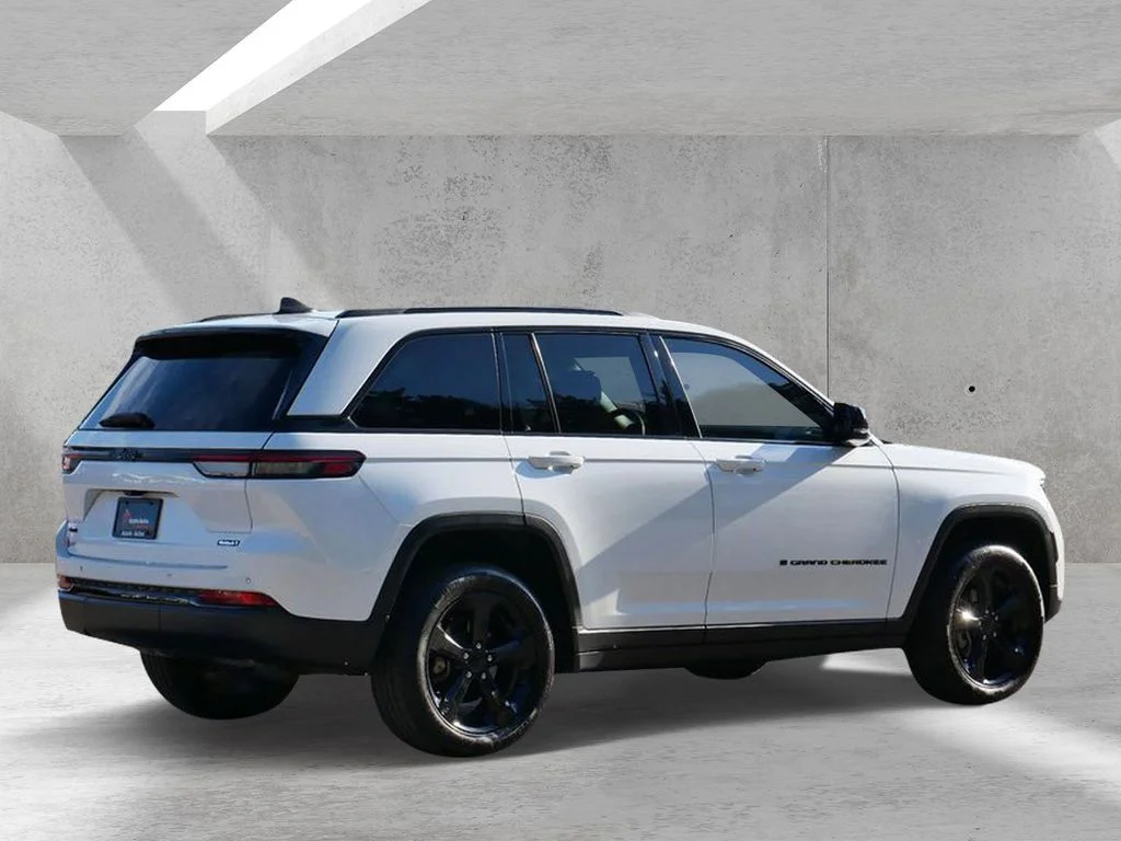 Used 2022 White Jeep Altitude image 3