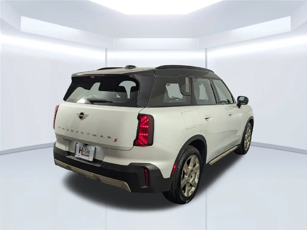 Used 2025 White MINI Signature Plus image 20