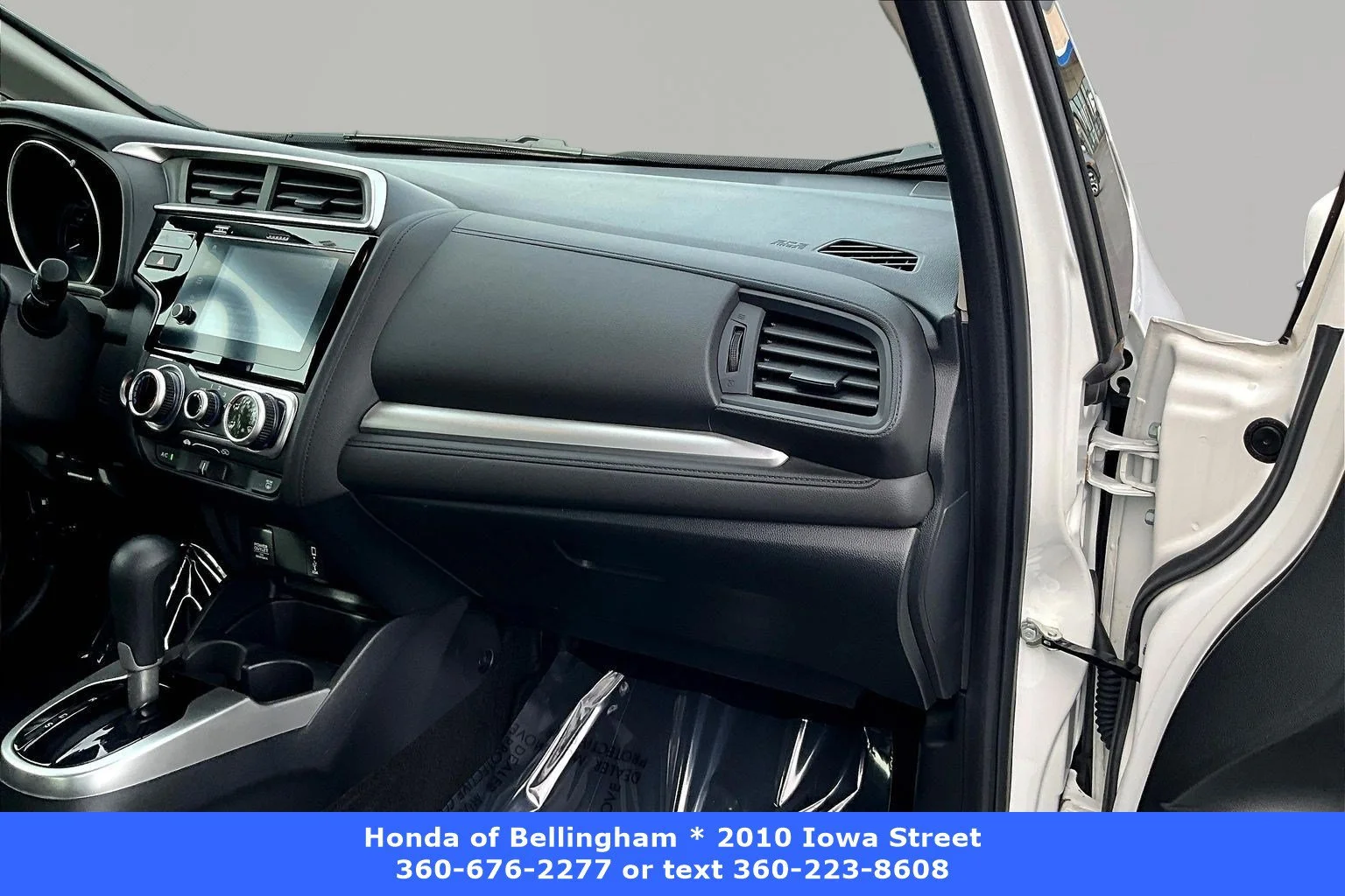 Used 2018 White Honda EX image 23