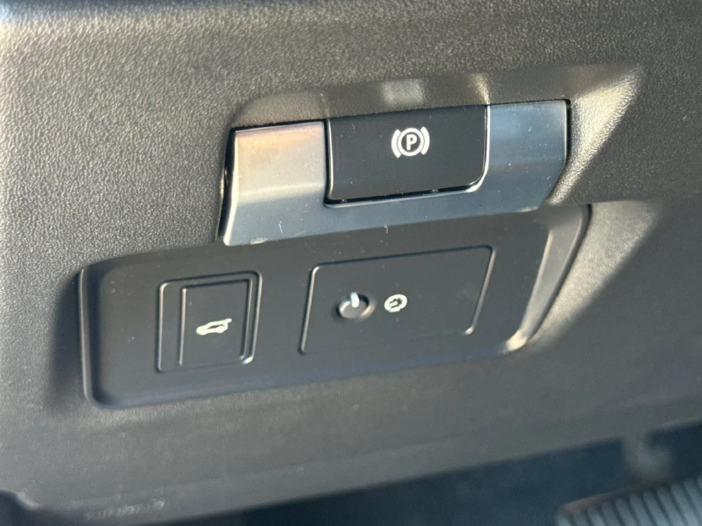 Used 2020 White Land Rover S image 27