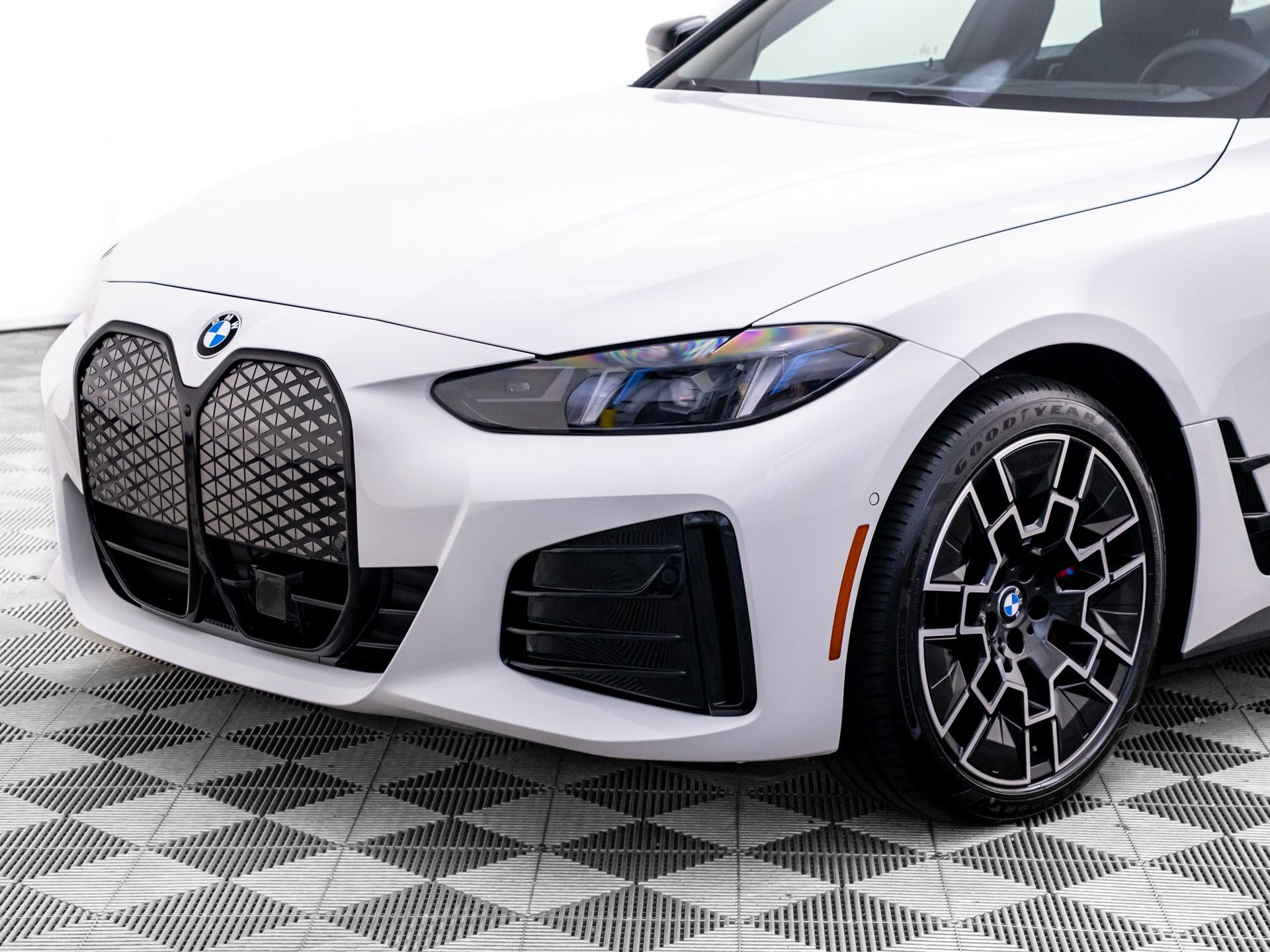 New 2026 Alpine White BMW xDrive40 image 38