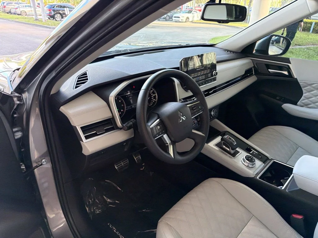 Used 2022 Silver Mitsubishi SEL image 6