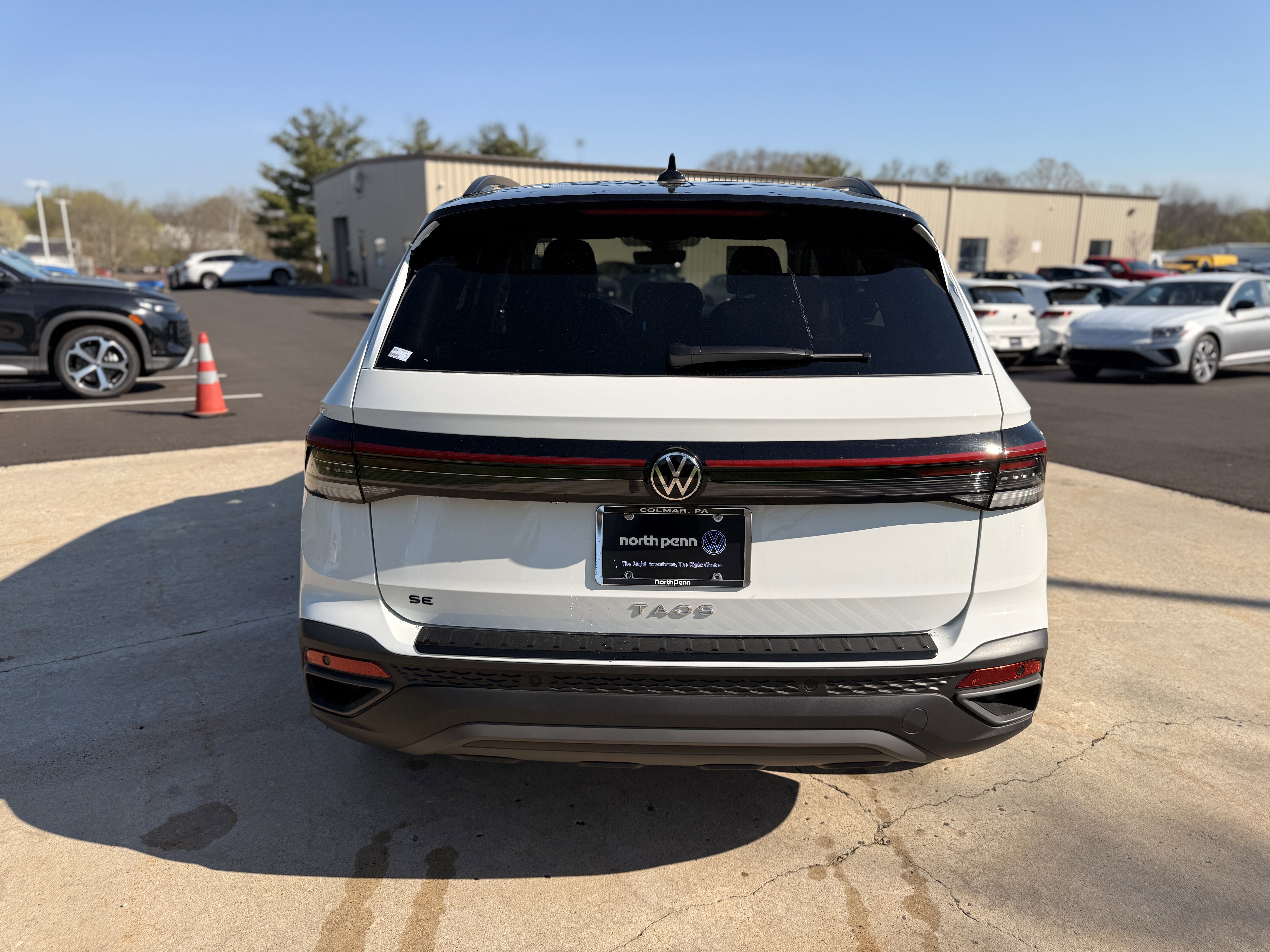 New 2026 Pure White w/Deep Black Roof Volkswagen SE Black image 12