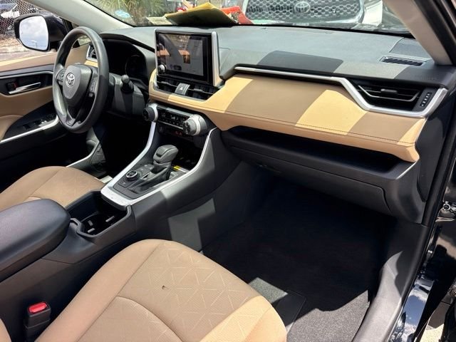 2025 Toyota RAV4 XLE - Photo 15