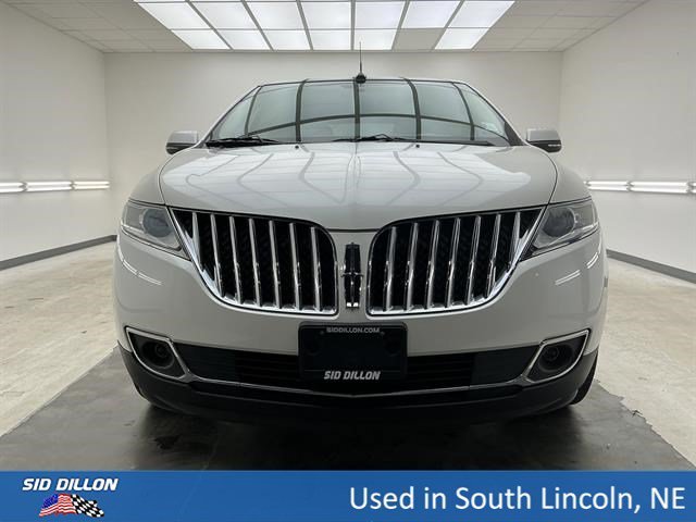 Used 2013 White Platinum Metallic Tri-Coat Lincoln AWD 4DR SUV image 2