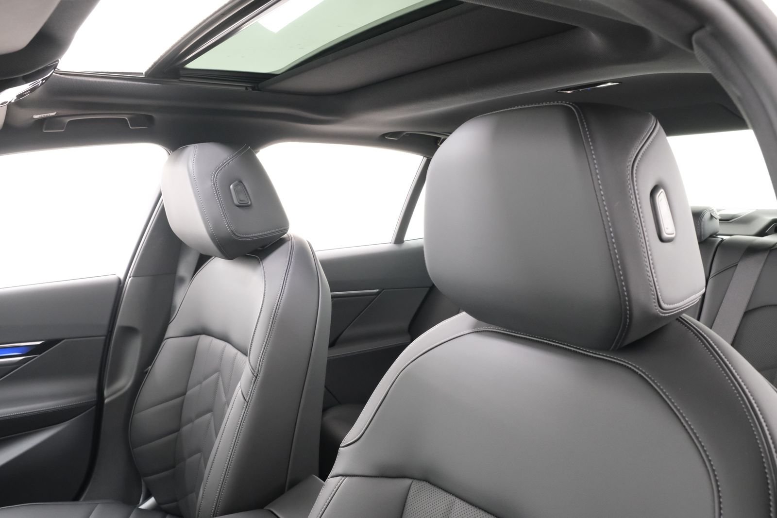 2025 BMW i5 M60 - Photo 30