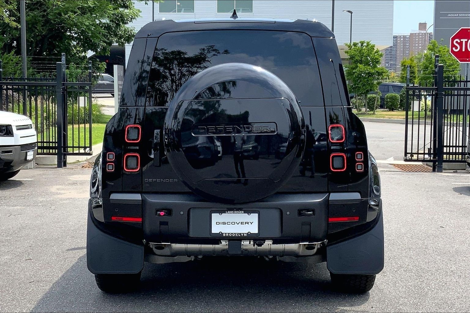 New 2026 Santorini Black Land Rover X-Dynamic SE image 4