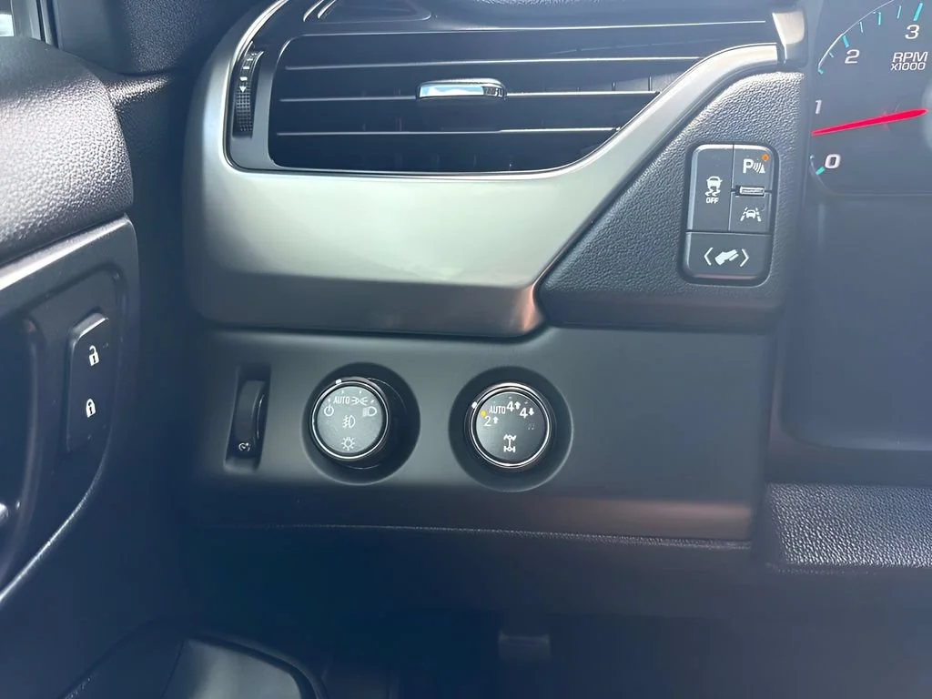 Used 2018 PEPPERDUST METALLIC Chevrolet Premier image 29