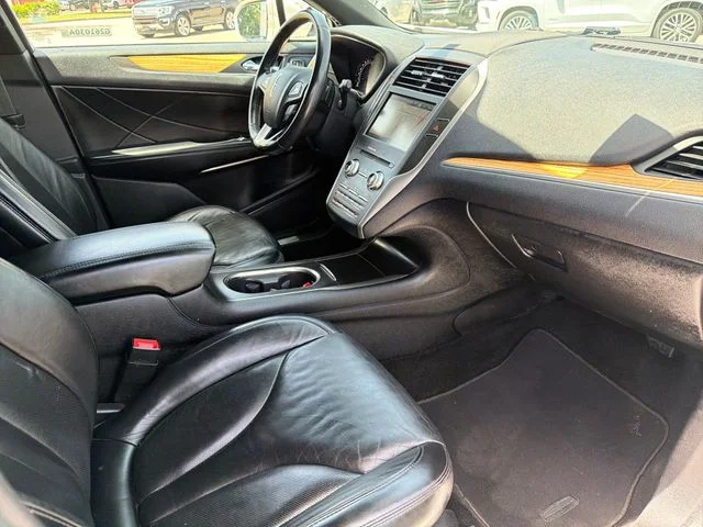 Used 2015 White Lincoln Base image 25