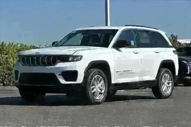 New 2025 Bright White Clear-Coat Exterior Paint Jeep Laredo X image 8