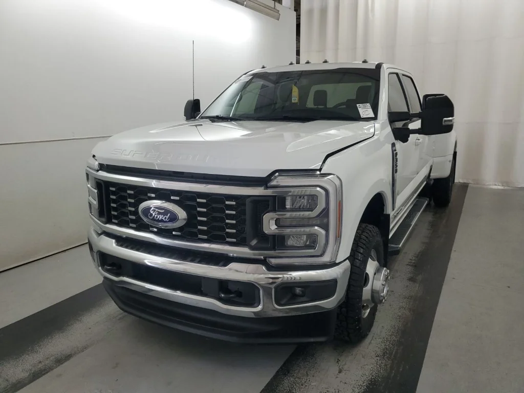 2025 Ford F-350 Lariat 4x4 Crew Cab 176 in DRW's photo