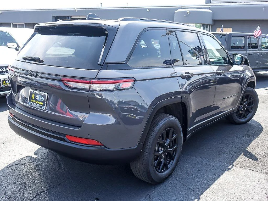 Used 2024 Baltic Gray Metallic Clearcoat Jeep Altitude X image 9