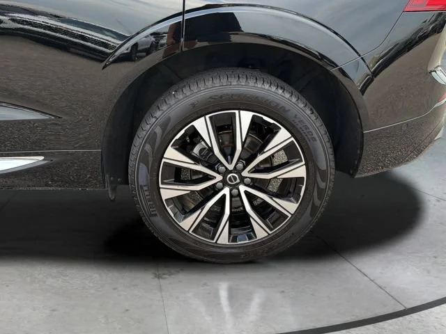 Used 2023  Volvo Plus Bright Theme image 31