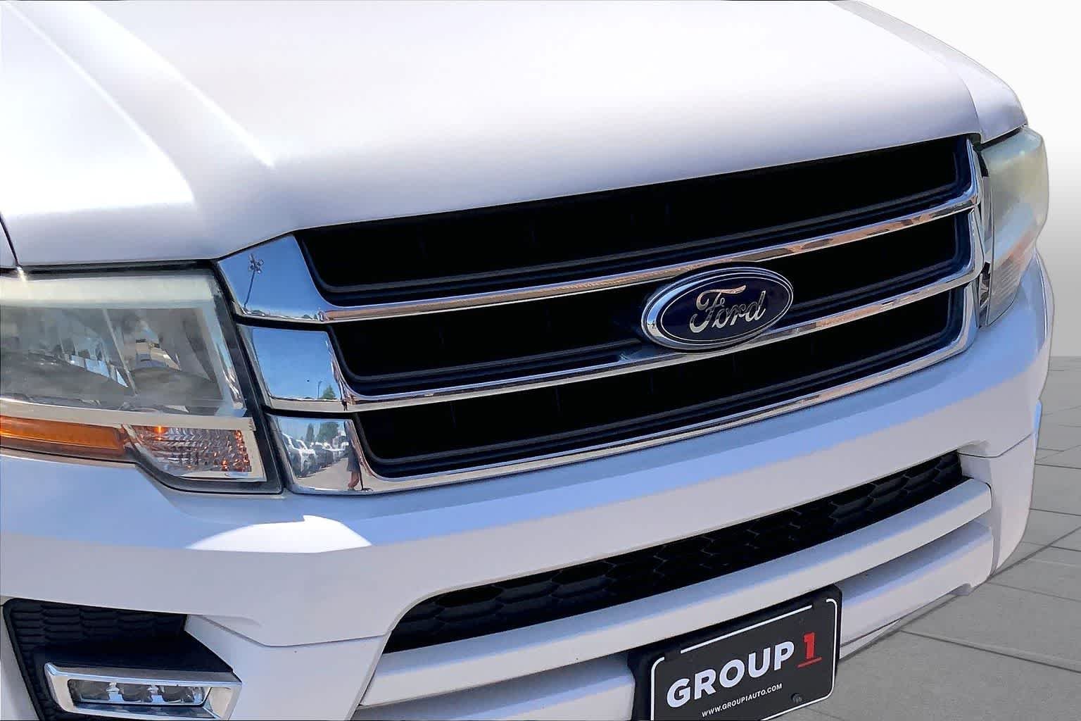 Used 2017 White Platinum Metallic Tri-Coat Ford XLT image 29