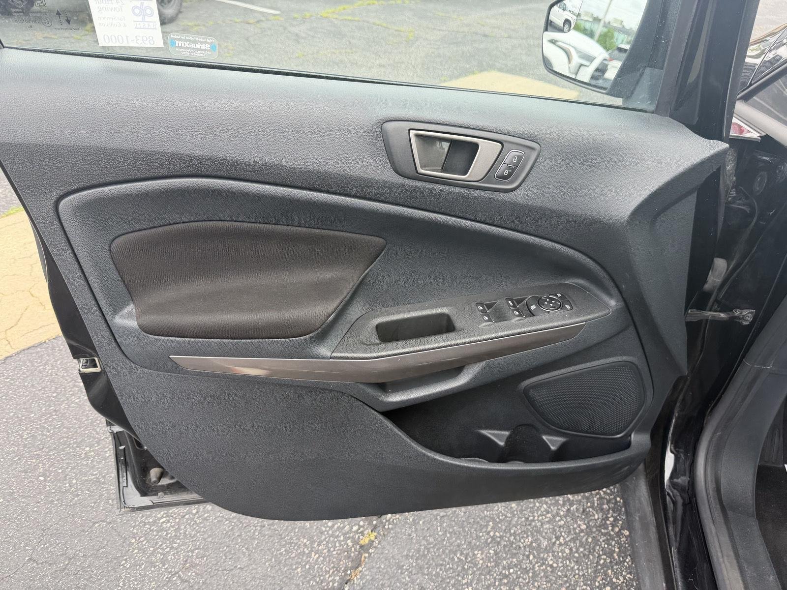 Used 2020 Shadow Black Ford SE image 9