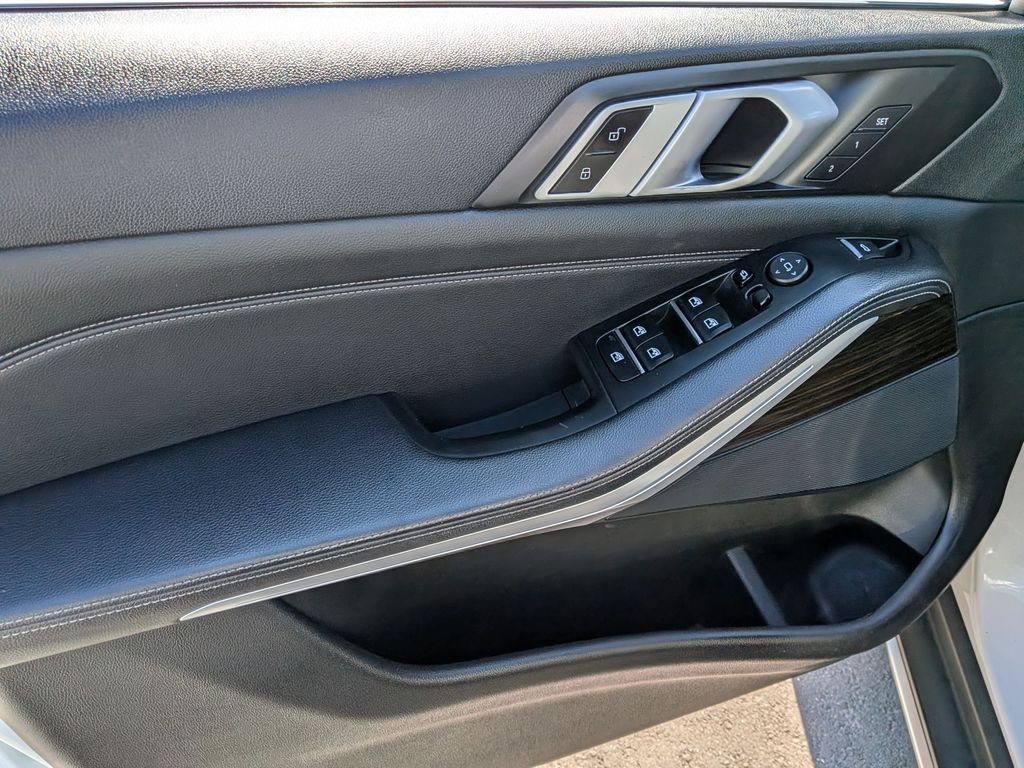 Used 2019 White BMW xDrive40i image 14