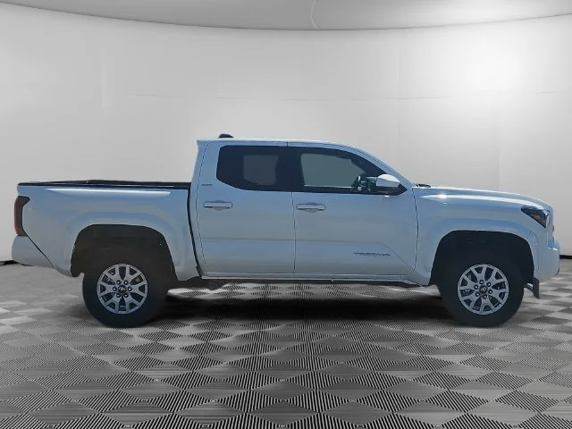 New 2026 White Toyota SR5 image 5