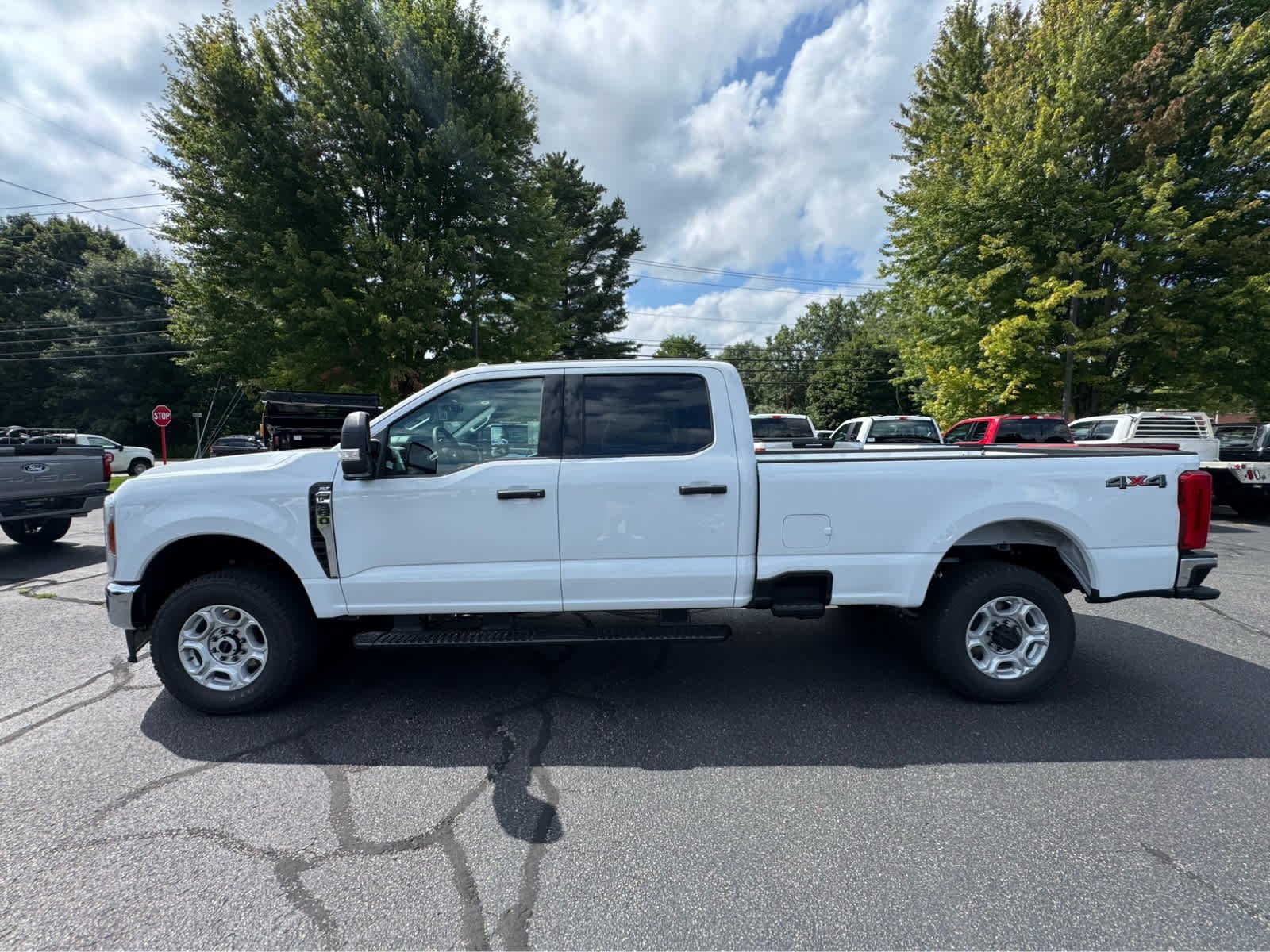 New 2027 Oxford White Ford XLT image 2