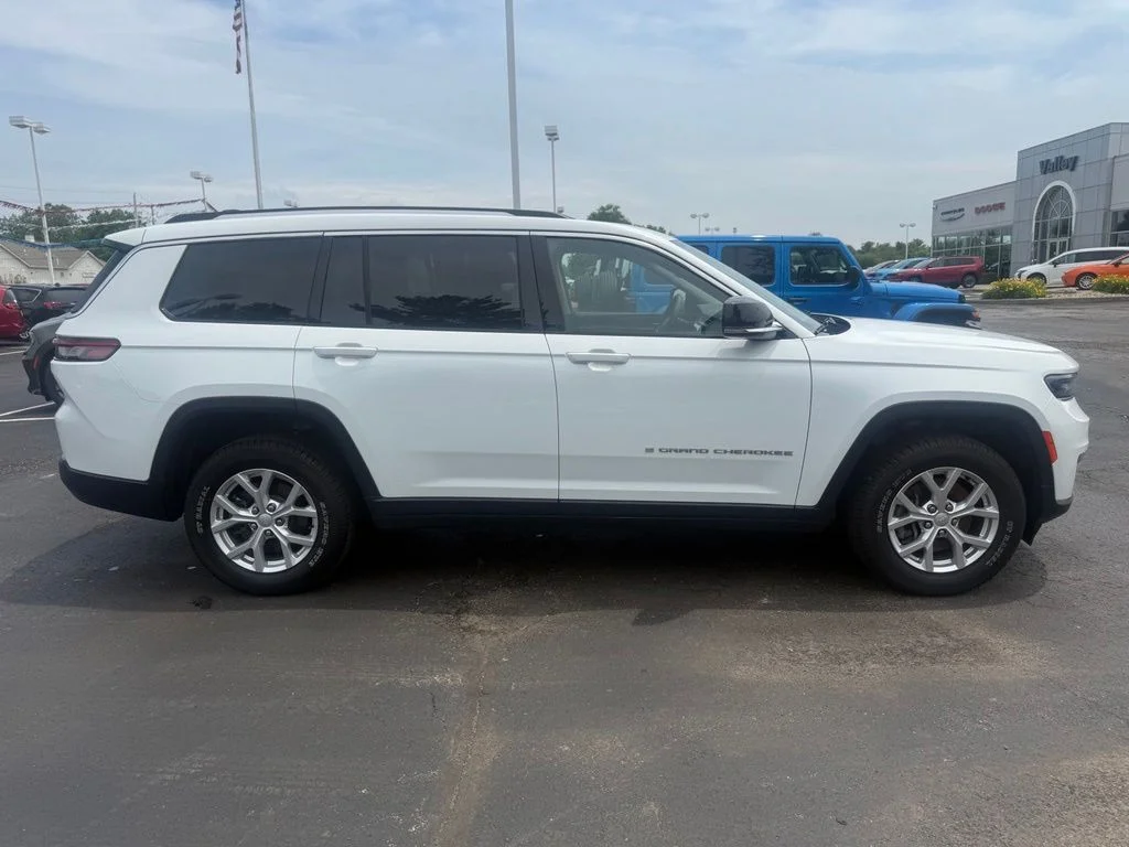 Used 2023 White/off-white Jeep Limited image 2