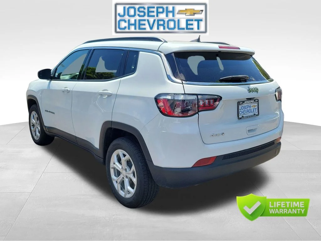 Used 2024 Silver Jeep Latitude image 3