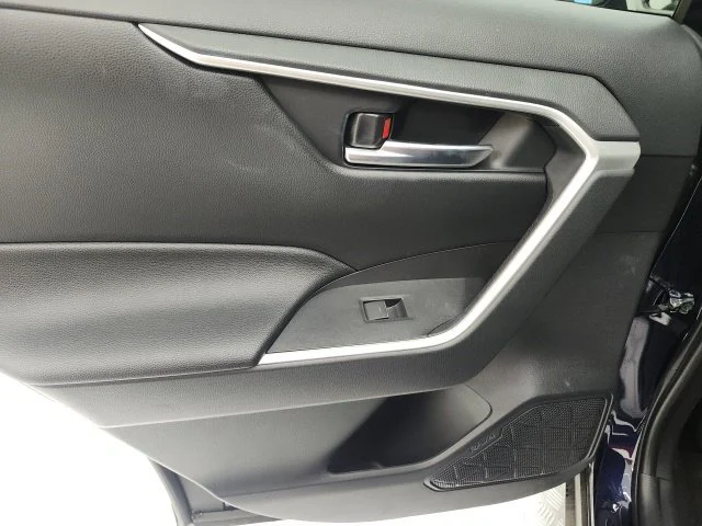 Used 2025  Toyota XLE Premium image 14