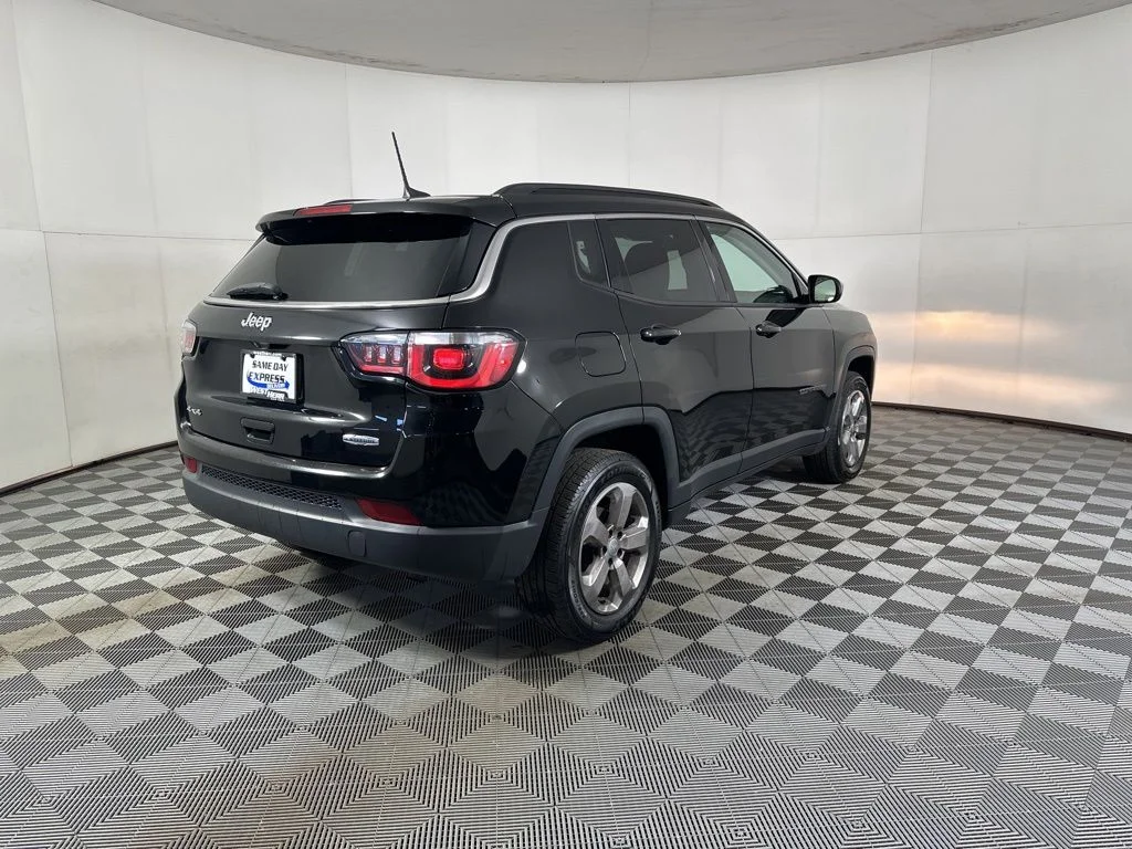 Used 2019 Black Jeep Latitude image 14