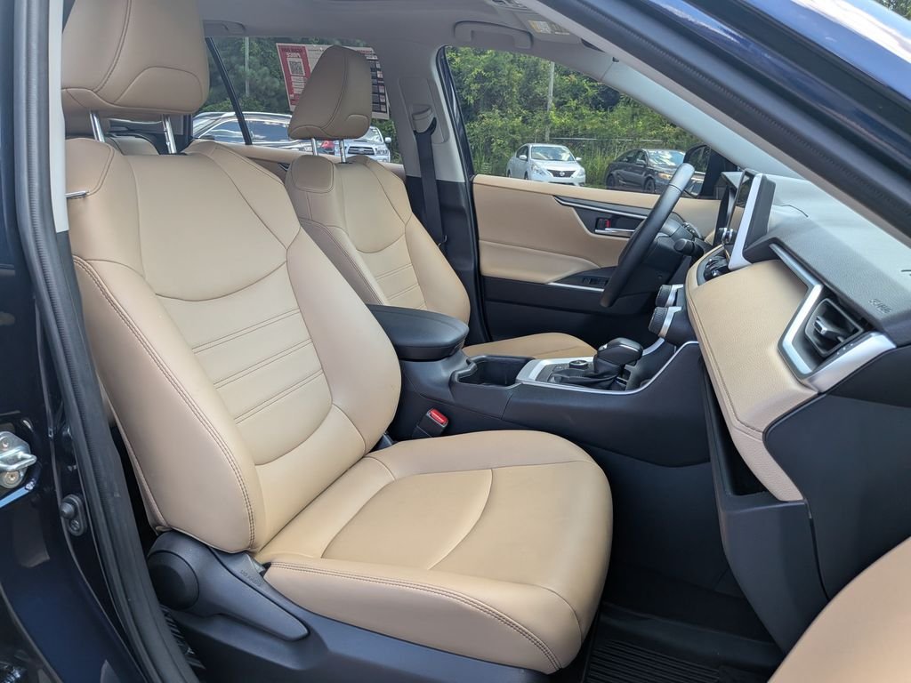 Used 2025  Toyota XLE Premium image 31