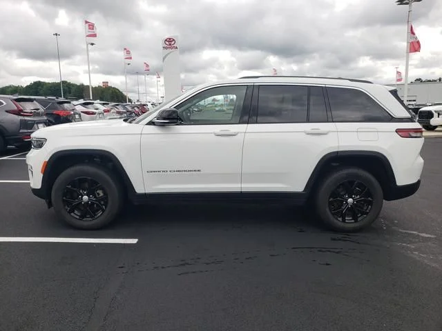 Used 2023  Jeep Limited image 9