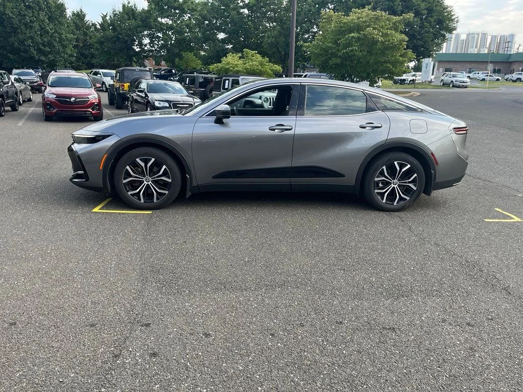 Used 2023  Toyota XLE image 4