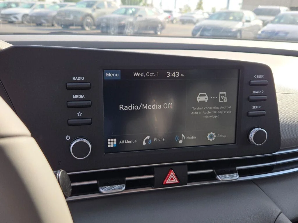 Used 2025 Gray Hyundai SEL Sport image 27