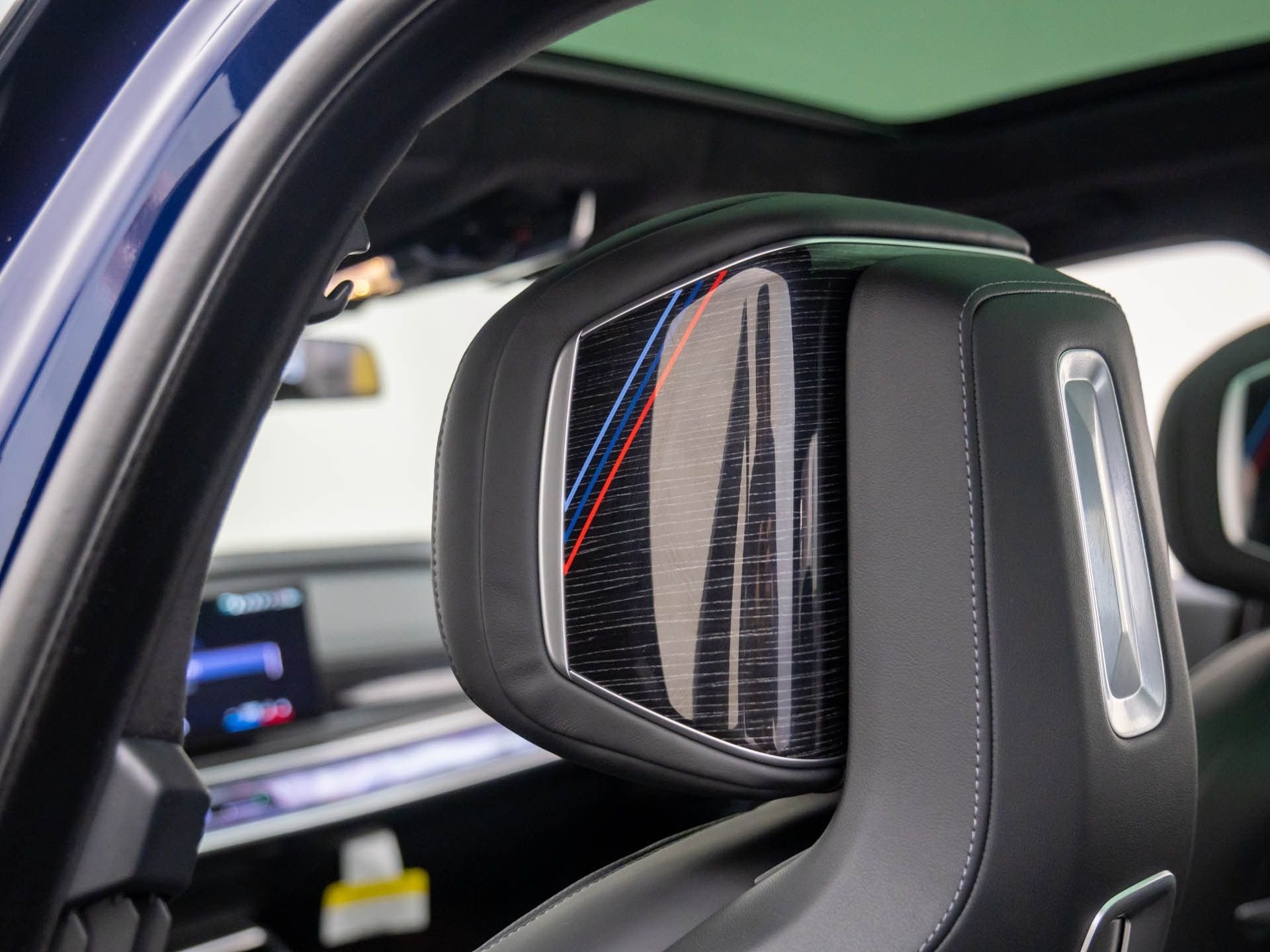 New 2026 Tanzanite Blue II Metallic BMW 750e xDrive image 20
