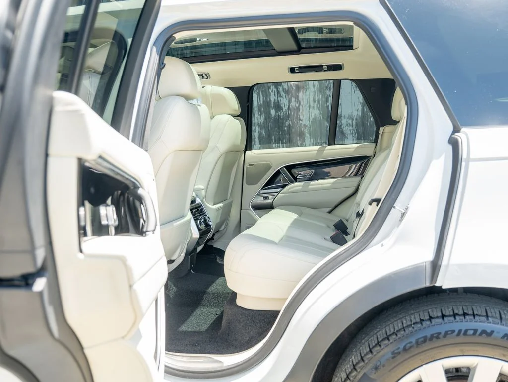 Used 2025 White Land Rover SE image 34