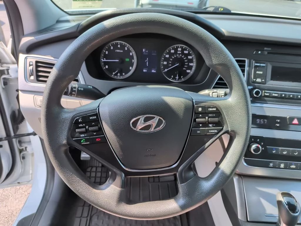 Used 2017 White Hyundai Base image 19