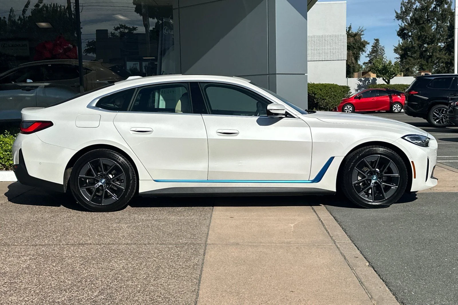Used 2023 White Metallic BMW eDrive35 image 3