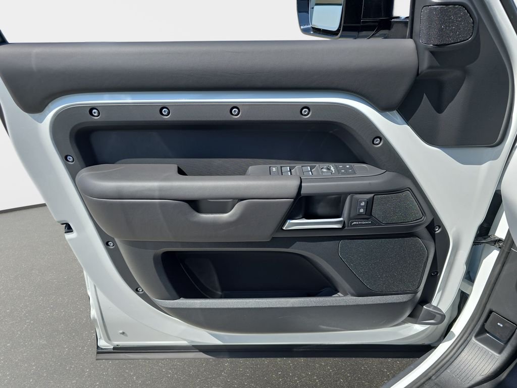 New 2026 Fuji White Land Rover S image 28