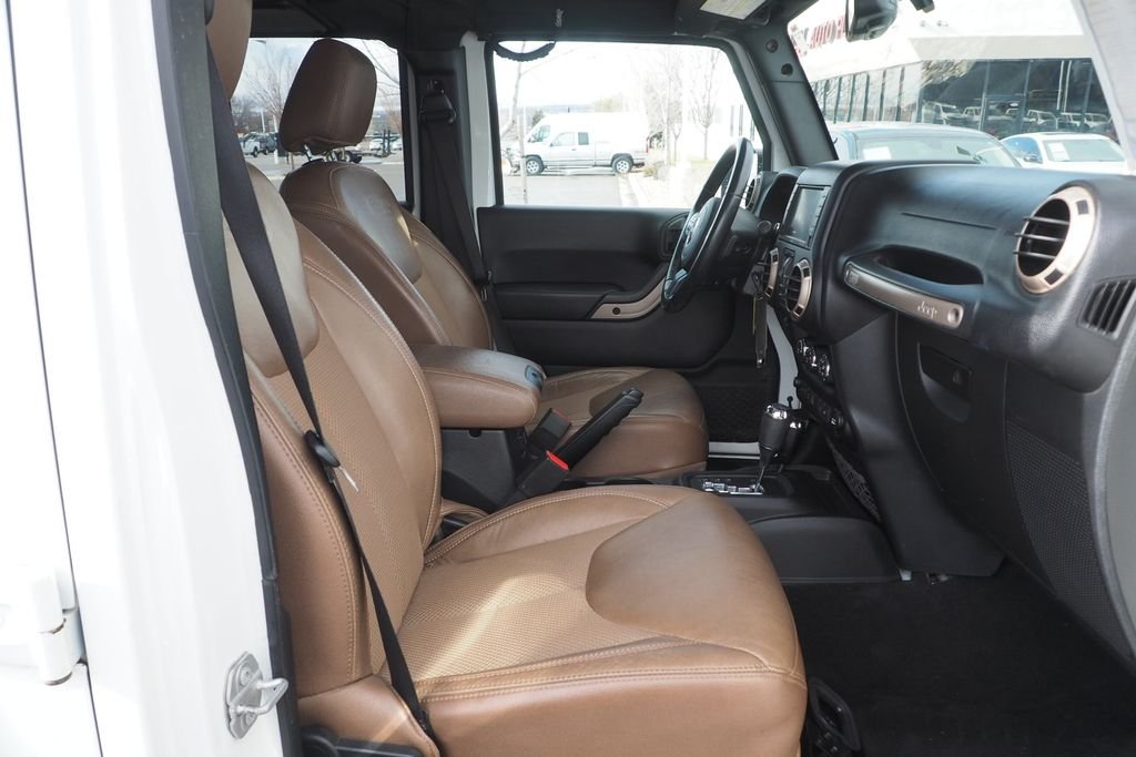 Used 2017 White Jeep Unlimited Sahara image 19