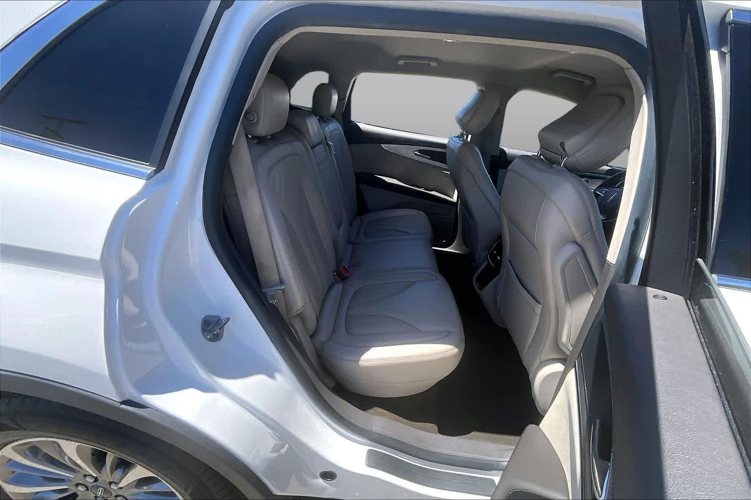 Used 2020 Pristine White Lincoln Standard image 18