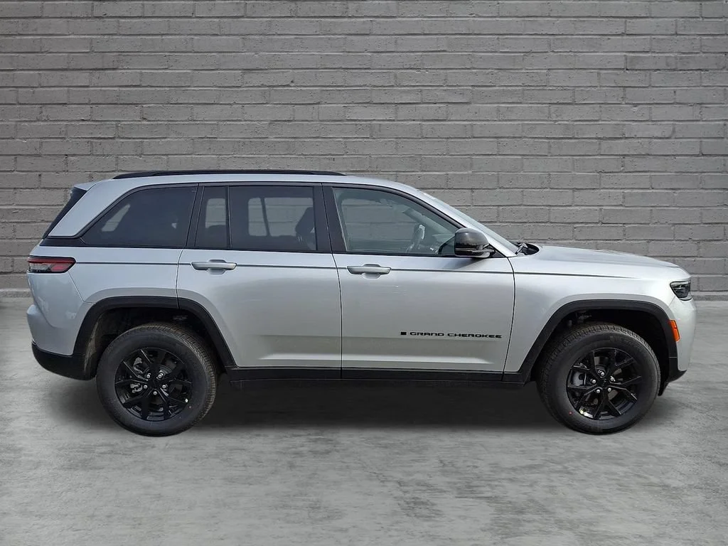 New 2026 Silver Zynith Jeep Laredo Altitude image 9